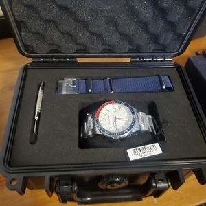 BNIB- Spinnaker Hass Pearl White(only 500 made)